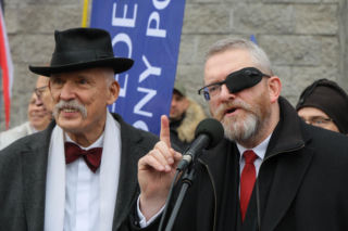 Europoseł Grzegorz Braun (C) na sali Sądu Rejonowego dla Warszawy-Pragi Południe