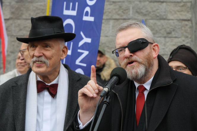 Europoseł Grzegorz Braun (C) na sali Sądu Rejonowego dla Warszawy-Pragi Południe