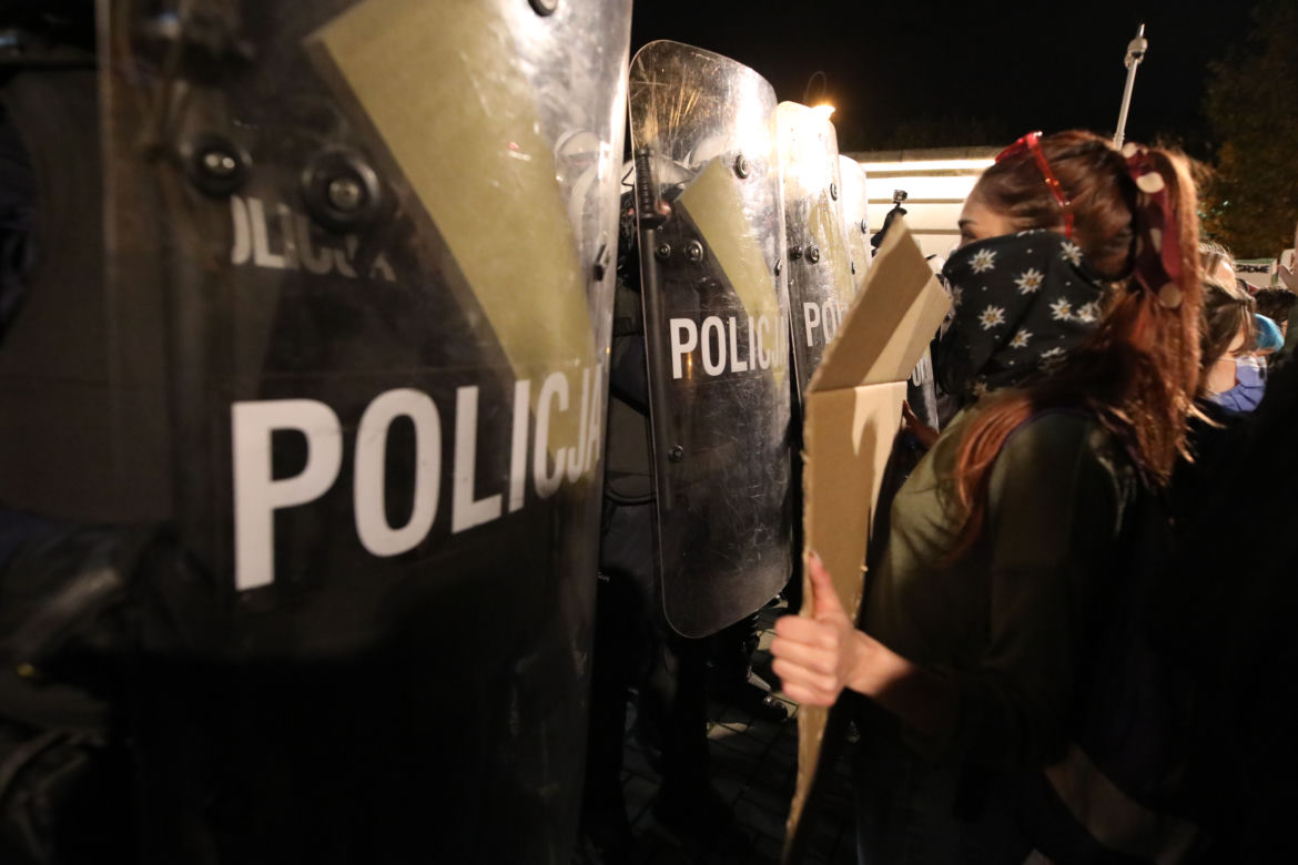 Strajk kobiet w Katowicach: Wyszedł do policji z kwiatami. Reakcja wzrusza!