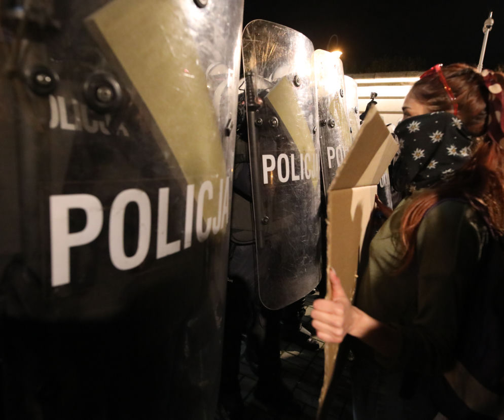 Strajk kobiet w Katowicach: Wyszedł do policji z kwiatami. Reakcja wzrusza!
