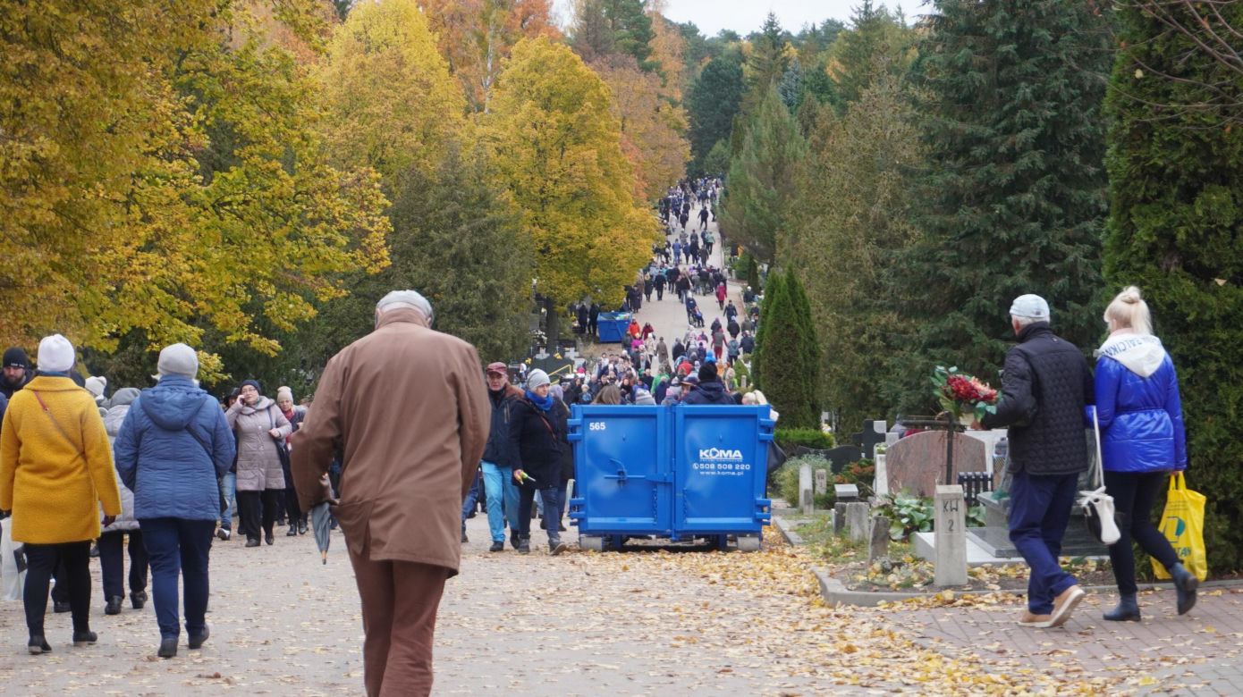 Tłumy na cmentarzu przy ul. Poprzecznej. Olsztynianie odwiedzają groby bliskich [ZDJĘCIA]