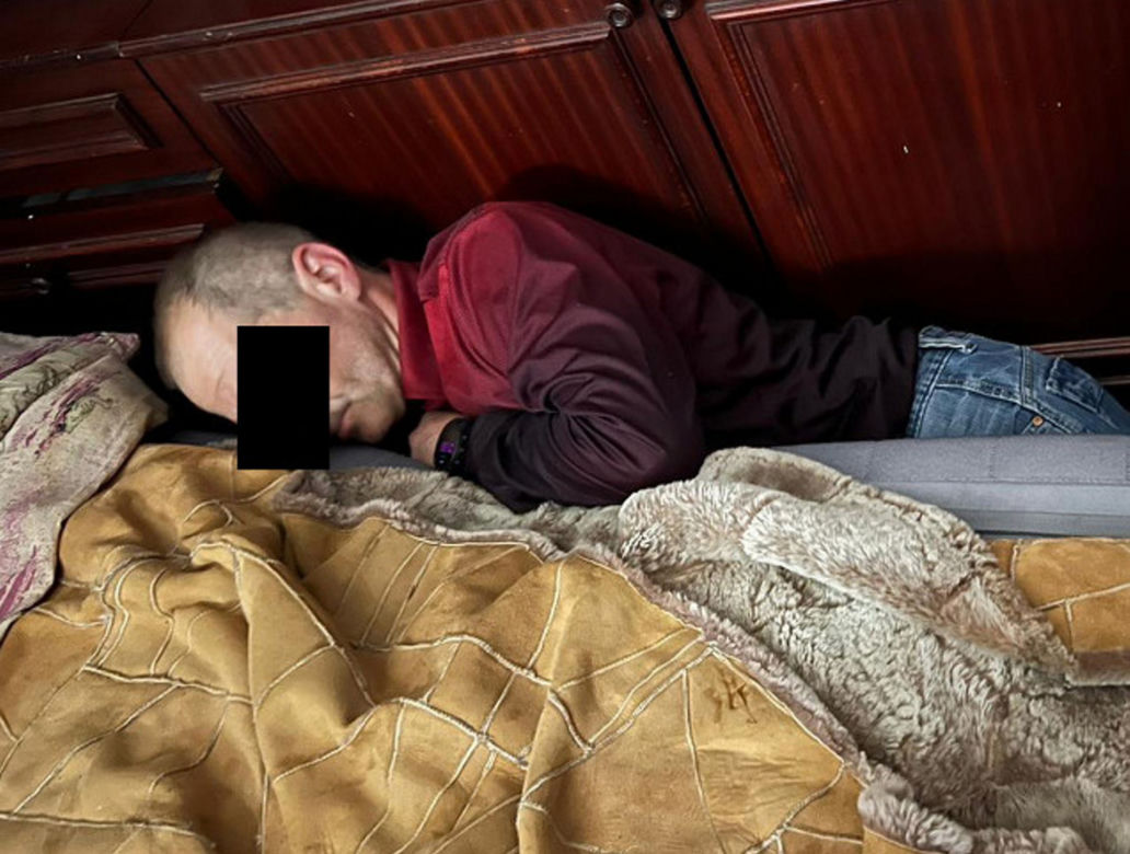 Ukradł walizki z klatki schodowej. Przed policją schował się... pod łóżko