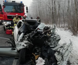Wielopole. Fiat wbił się w TIR-a. Tragiczna smierć 32-latka z Piotrkowa [FOTO]