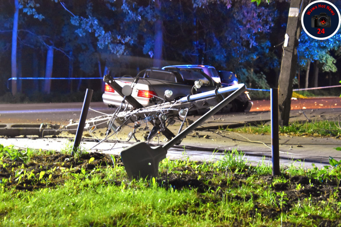 Drogowy horror w Kobyłce. Rozwalili kabriolet na słupie. Dwie osoby nie żyją