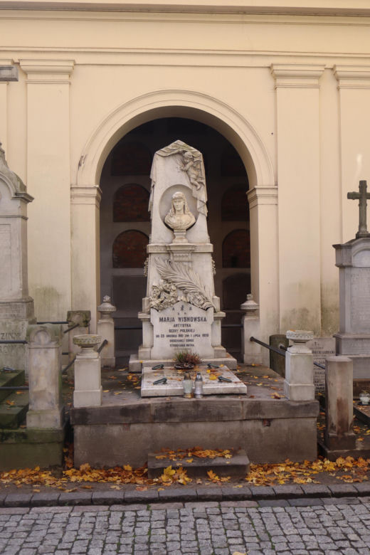 Była pięknością warszawskich scen. Zginęła z ręki kochanka. Jej grób to prawdziwe dzieło sztuki