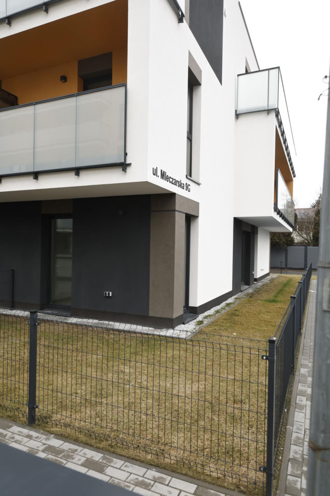 Warszawa, format: Deweloper postawił domy na Mleczarskiej. Cofnięto mu pozwolenie na budowę