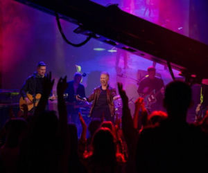 „Pierwsza miłość” odc. 4129 streszczenie. Uwięzionej w domu Izabeli Teresie udaje się sforsować okno. W tym momencie pod dom podjeżdża Izabela