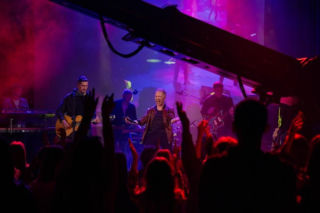 „Pierwsza miłość” odc. 4129 streszczenie. Uwięzionej w domu Izabeli Teresie udaje się sforsować okno. W tym momencie pod dom podjeżdża Izabela