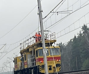 Uszkodzona trakcja i wybita szyba w pociągu. Służby badają tajemnicze zdarzenie