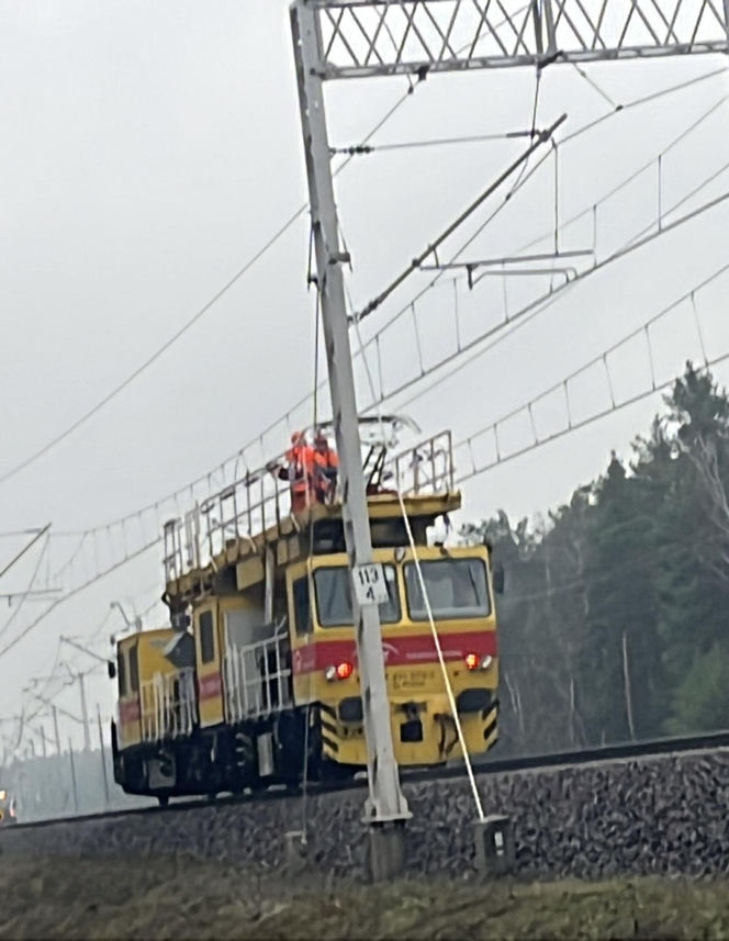 Uszkodzona trakcja i wybita szyba w pociągu. Służby badają tajemnicze zdarzenie