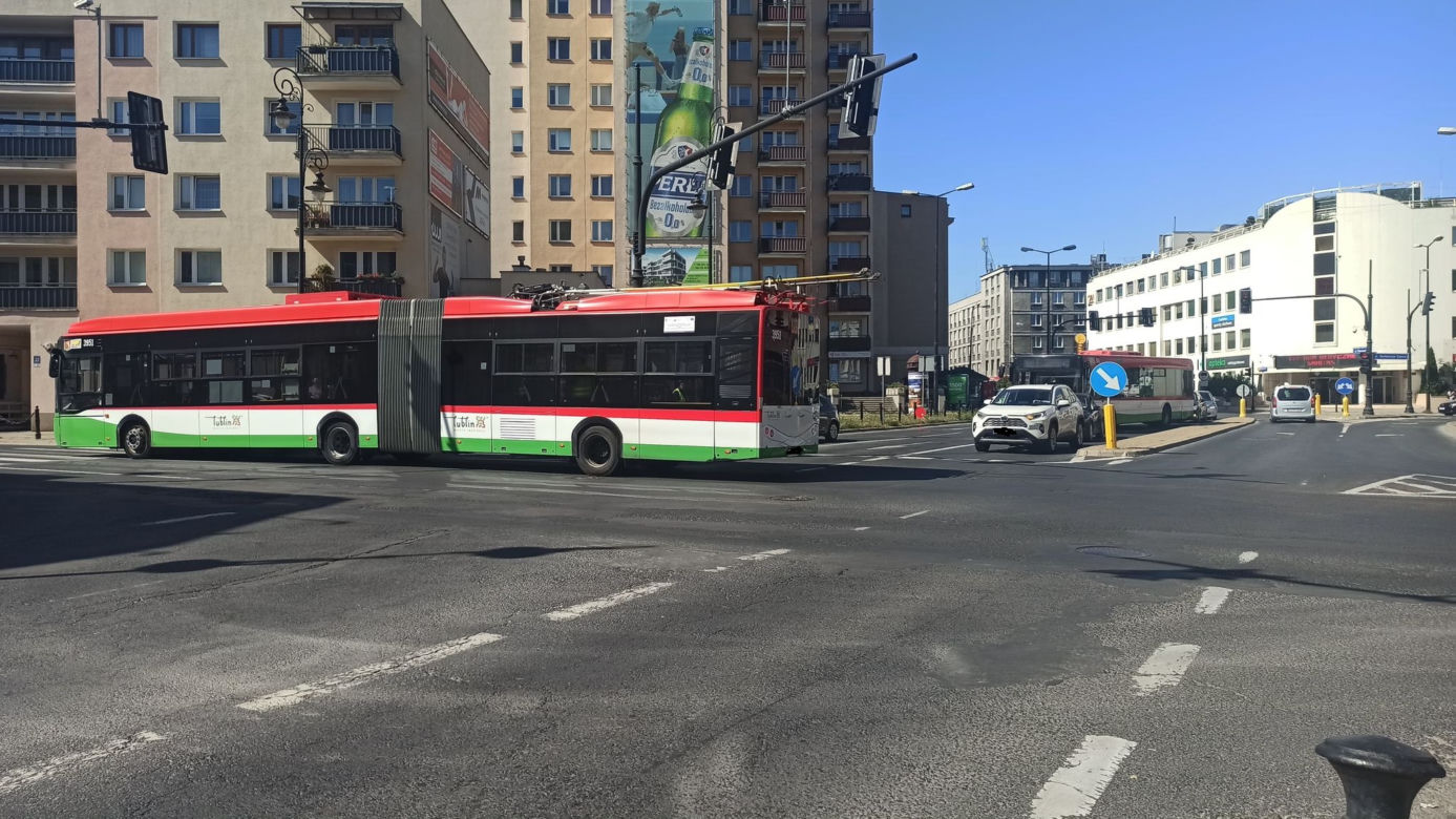 Zderzenie autobusu komunikacji miejskiej z kierowcą Bolta na jednym z lubelskich skrzyżowań [GALERIA]