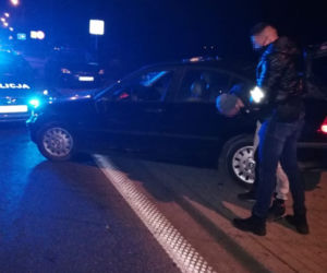 Śląskie: Kierowca BMW chciał staranować radiowóz, ale sam wypadł z drogi [ZDJĘCIA]