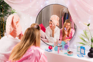 Napina skóra i minimalizuje widoczność zmarszczek. Zabieg pielęgnacyjny od gwiazd podbija polskie domy 