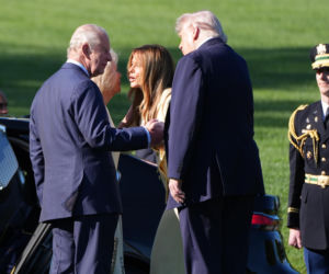 Król Karol i królowa Kamila u Trumpów. Melania dała im herbatę, a potem pokazała pasiekę w kształcie Białego Domu