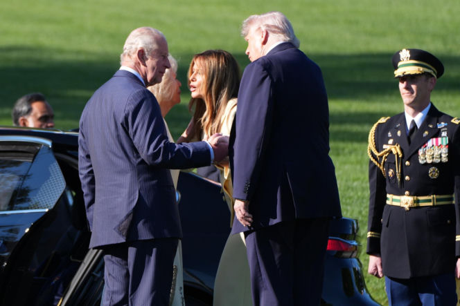 Król Karol i królowa Kamila u Trumpów. Melania dała im herbatę, a potem pokazała pasiekę w kształcie Białego Domu