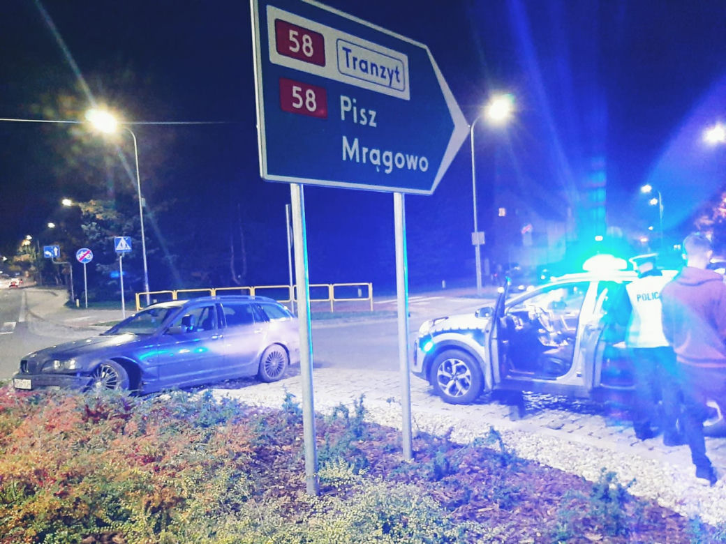 Szczytno: Wybrali się na jazdę próbą. 23-latek wjechał na rondo