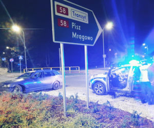 Szczytno: Wybrali się na jazdę próbą. 23-latek wjechał na rondo