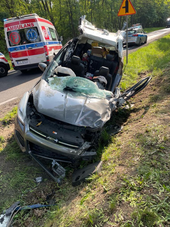 Makabryczny wypadek pod Żarami. Kilka osób ucierpiało w zderzeniu forda, audi i tira [ZDJĘCIA]