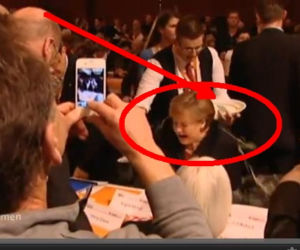 Angela Merkel oblana piwem przez kelnera