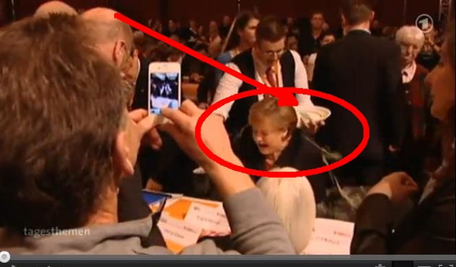 Angela Merkel oblana piwem przez kelnera