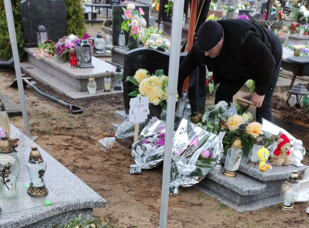 Zakatowana Zuzia jest już wśród aniołków. Widok maleńkiej urny łamie serce