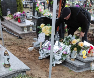 Zakatowana Zuzia jest już wśród aniołków. Widok maleńkiej urny łamie serce