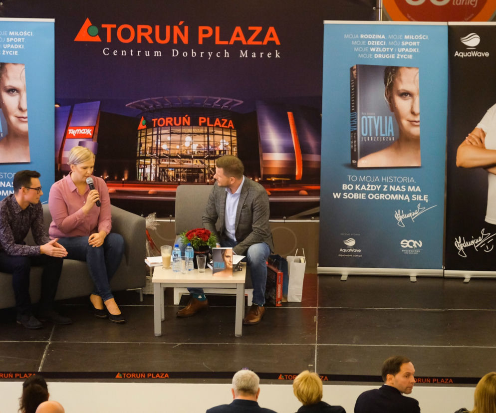 Otylia Jędrzejczak i Filip Chajzer w Toruniu. Tłumy na spotkaniu!