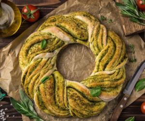 Jest pyszny i prezentuje się zjawiskowo. Ten wieniec z zielonym sosem robię co roku na sylwestra     