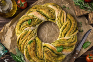 Jest pyszny i prezentuje się zjawiskowo. Ten wieniec z zielonym sosem robię co roku na sylwestra     