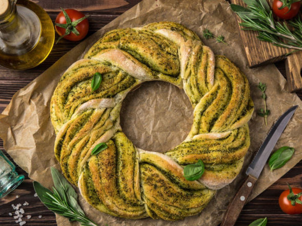 Jest pyszny i prezentuje się zjawiskowo. Ten wieniec z zielonym sosem robię co roku na sylwestra     