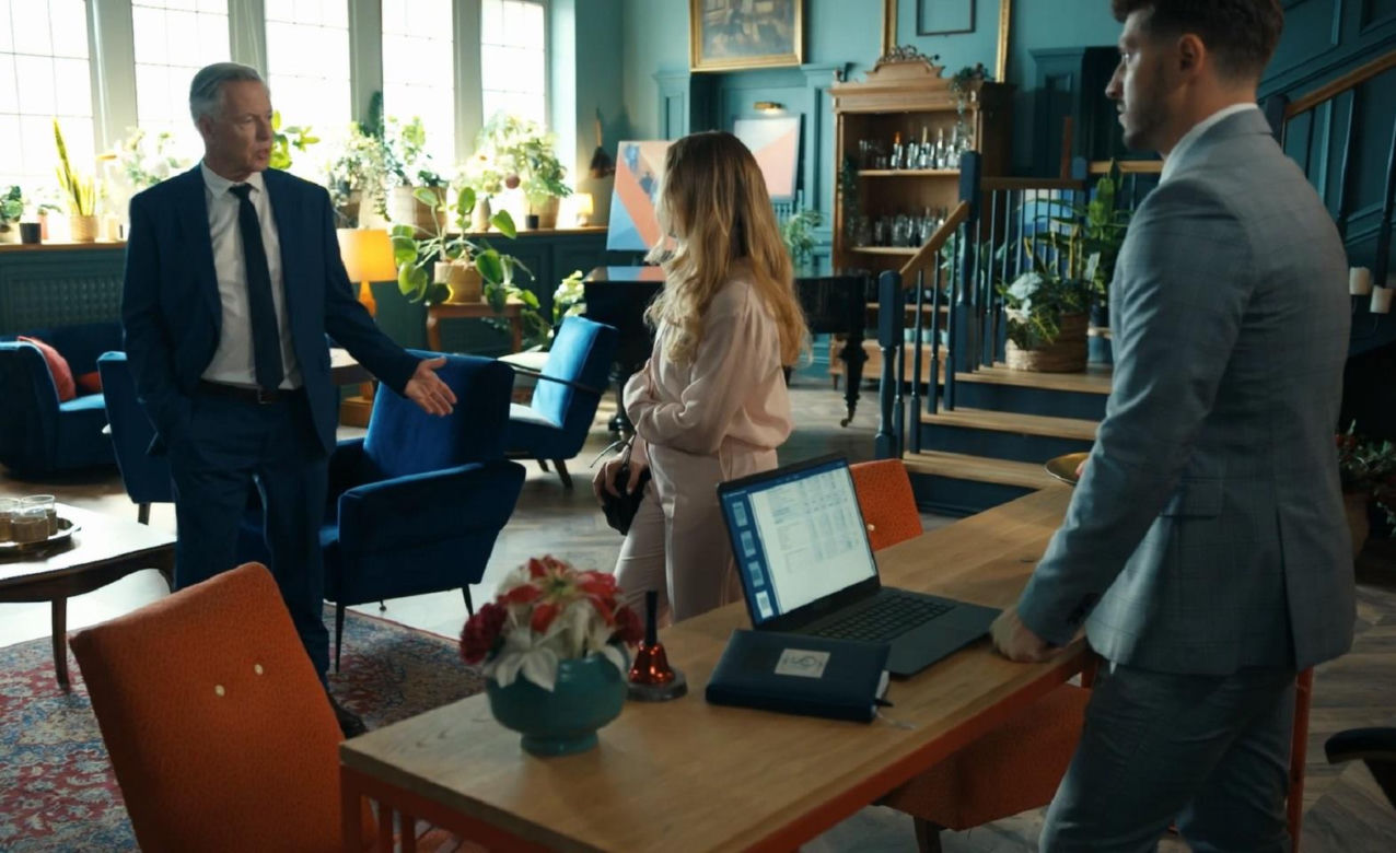 Barwy szczęścia odc. 3126. Justin (Jasper Sołtysiewicz), Oliwka (Wiktoria Gąsiewska), Henryk Kępski (Zbigniew Suszyński)