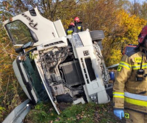 Ciężarówka wylądowała na boku! GROŹNY incydent w Trzycierzu