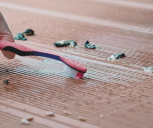 Wlej 1 szklankę do wody i spryskaj odchody gołębi na balkonie. Po 15 znikną bez śladu, a balkon będzie lśnić czystością. Mycie balkonu po gołębiach 