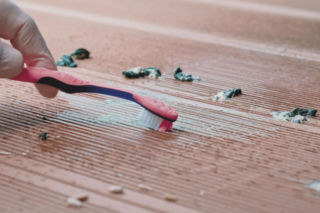 Wlej 1 szklankę do wody i spryskaj odchody gołębi na balkonie. Po 15 znikną bez śladu, a balkon będzie lśnić czystością. Mycie balkonu po gołębiach 