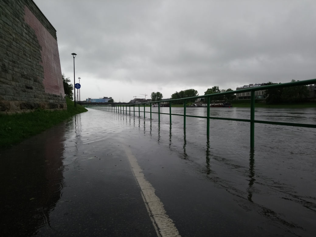 Ulewy w Krakowie 23.05.2019: Wylała Wisła, zalane są bulwary