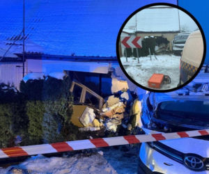 Wypadł busem z drogi, huknął w dom. Ściana runęła