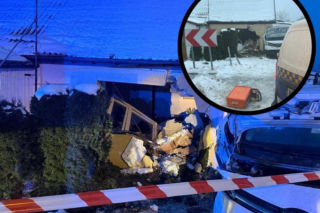 Wypadł busem z drogi, huknął w dom. Trzy osoby ranne, mieszkańcy stracili dach nad głową