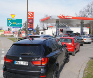Litwini masowo tankują w Polsce. Kolejki na stacjach w Sejnach