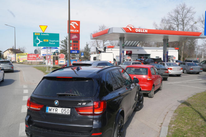 Litwini masowo tankują w Polsce. Kolejki na stacjach w Sejnach
