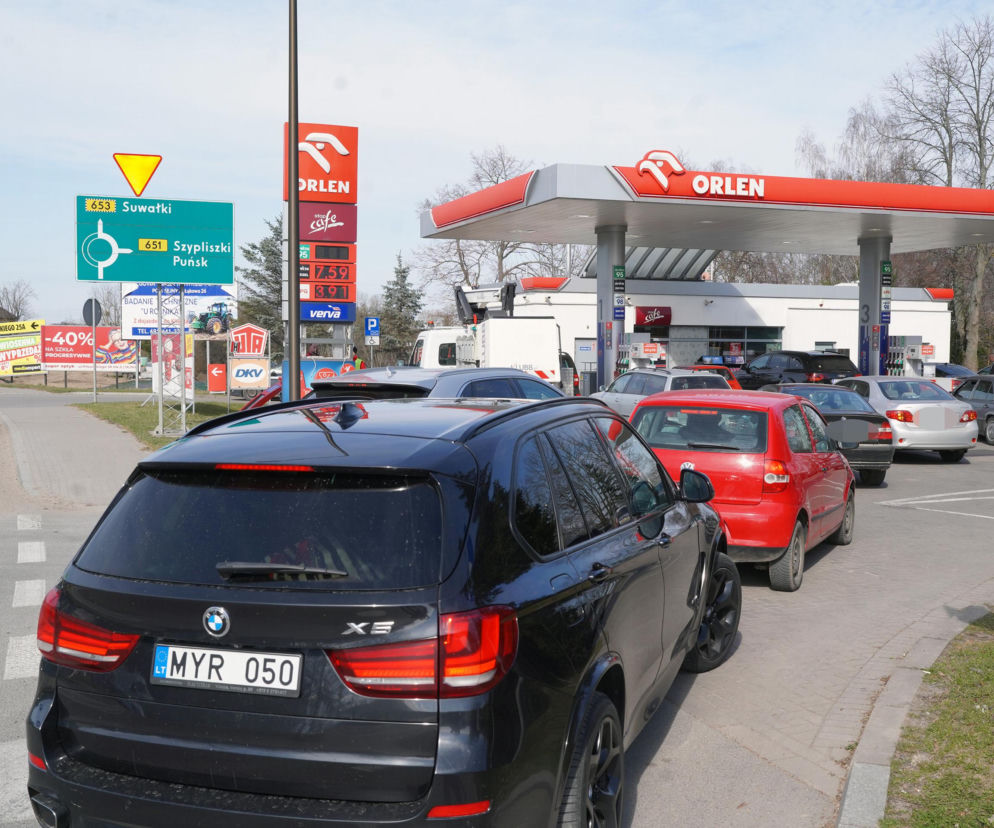 Litwini masowo tankują w Polsce. Kolejki na stacjach w Sejnach