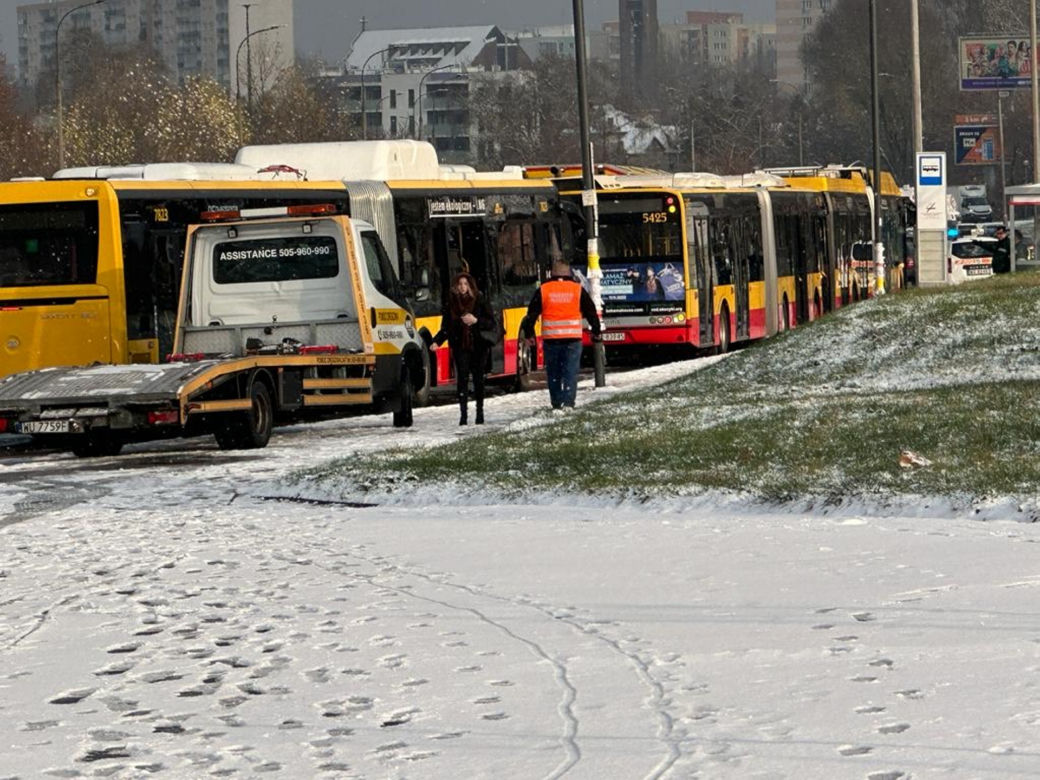 Pierwszy śnieg w Warszawie. Zablokowana Dolina Służewiecka