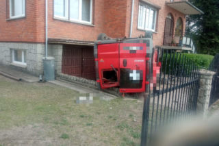 Pijany kierowca dachował busem na posesji. Zatrzymał się na elewacji domu [ZDJĘCIA]