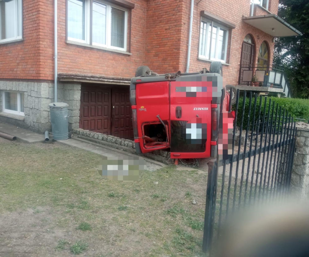 Pijany kierowca dachował busem na posesji. Zatrzymał się na elewacji domu