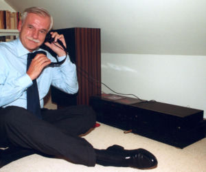 Mało kto wie, że Andrzej Olechowski prezenterem muzycznym i był DJ-em. Wspomniała go gwiazd TVP