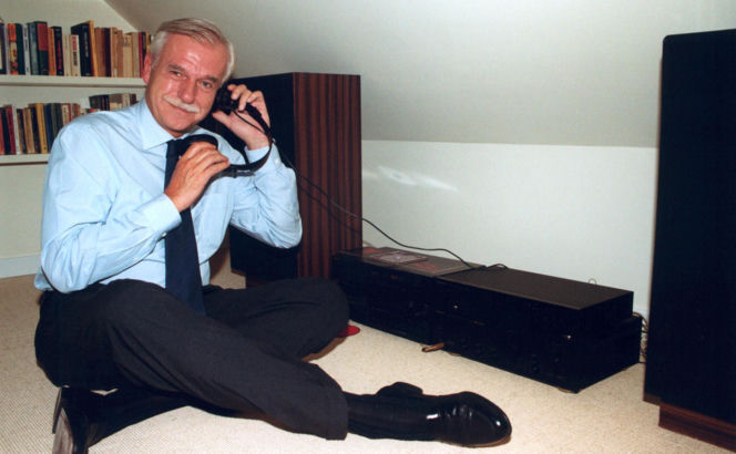 Mało kto wie, że Andrzej Olechowski prezenterem muzycznym i był DJ-em. Wspomniała go gwiazd TVP