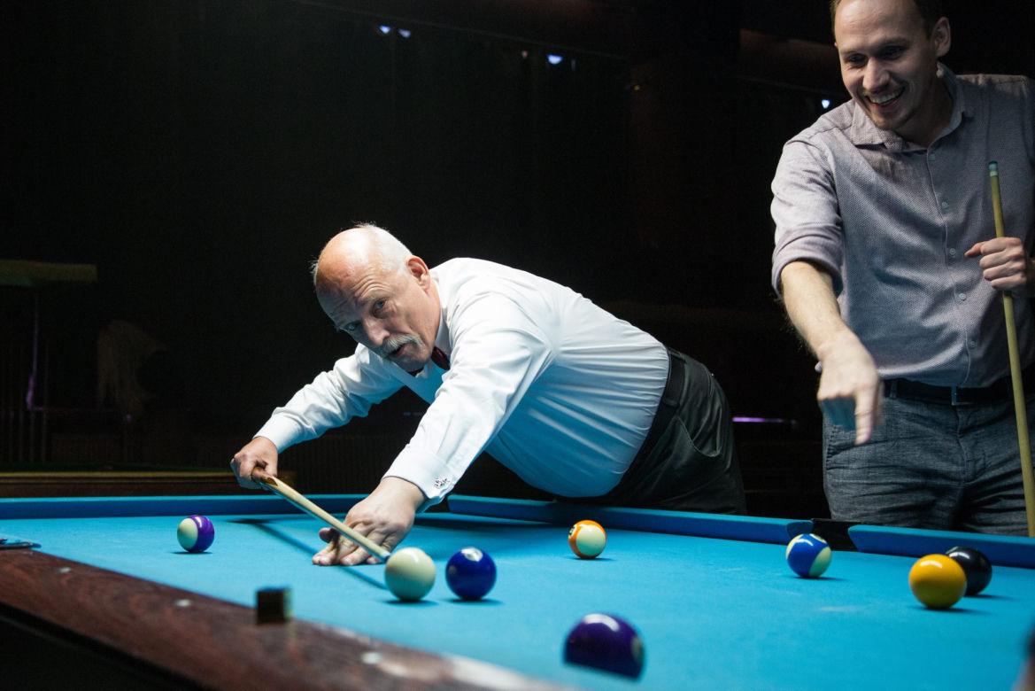Korwin Mikke gra w bilard