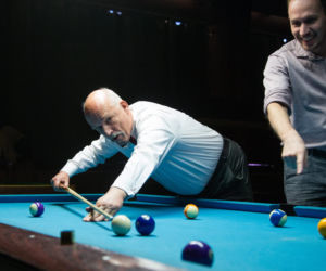 Korwin Mikke gra w bilard