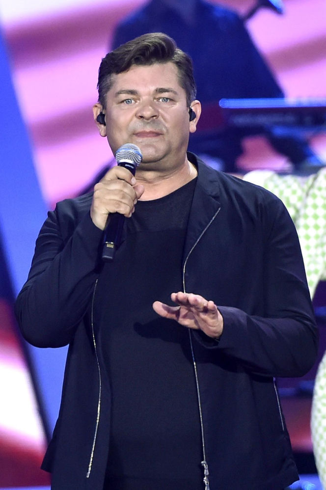 Tak Zenon Martyniuk zmieniał się przez lata. Na początku kariery nosił zupełnie inną fryzurę