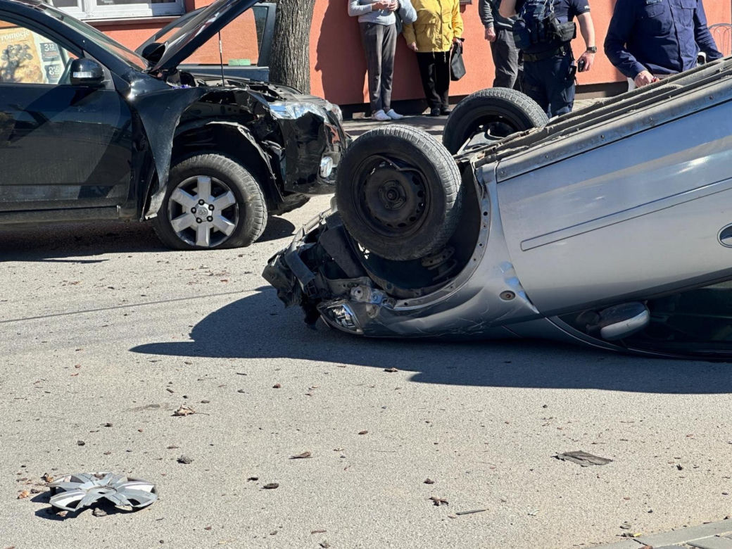 Emeryt wjechał w kobietę, która wsadzała dzieci do samochodu. Koszmarny wypadek pod Warszawą 