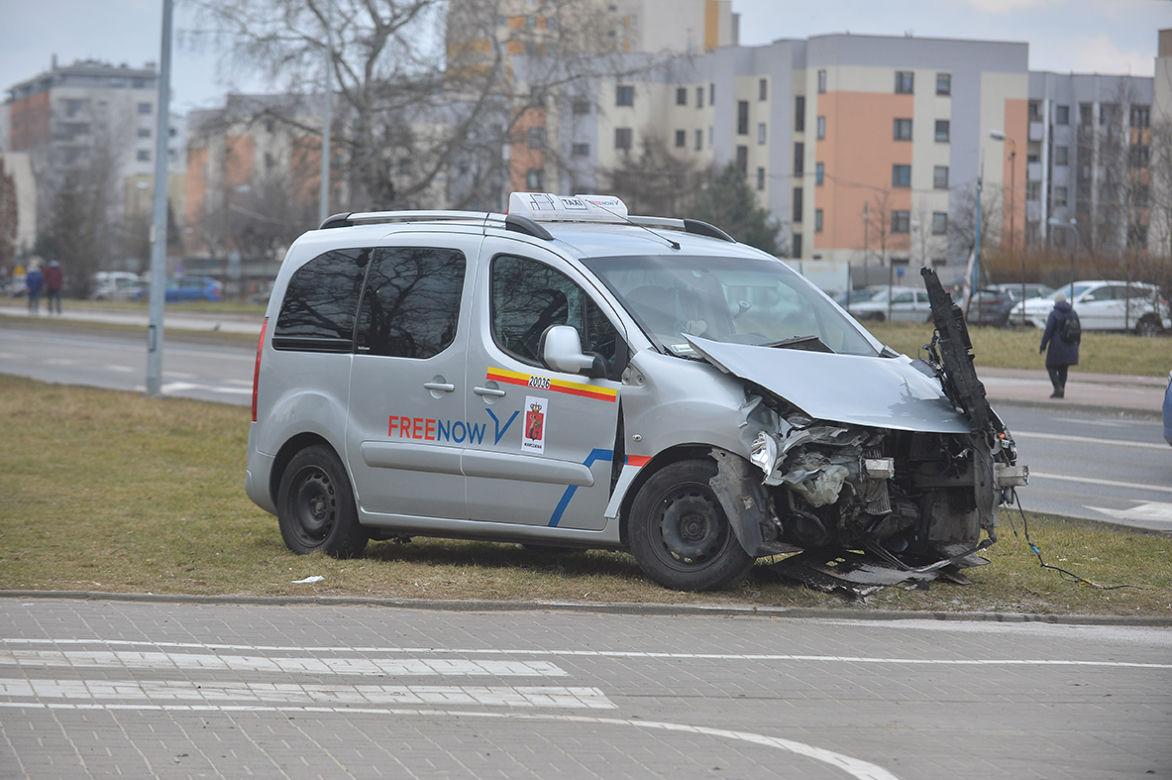 Wypadek na Gocławiu. Mężczyzna uwięziony w aucie! 